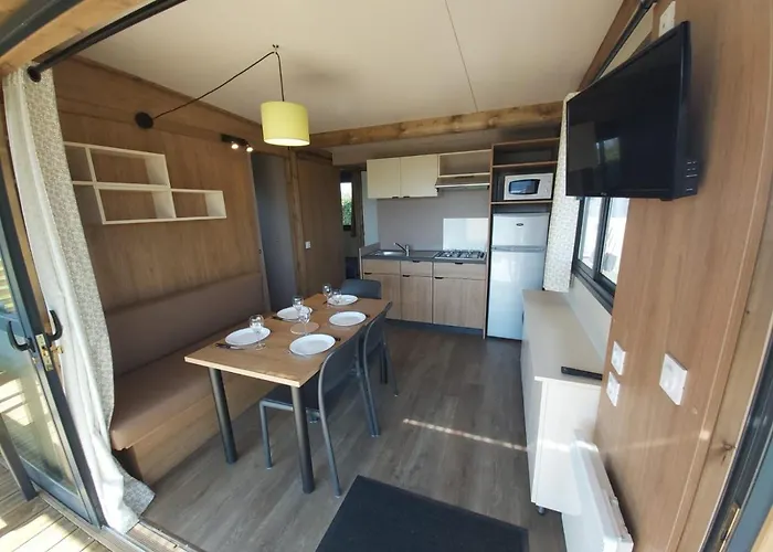 مكان تخييم Mere Eglise