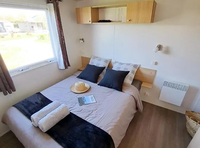 مكان تخييم Mere Eglise Sainte-Mère-Église