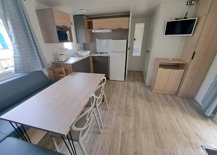 Mere Eglise مكان تخييم Sainte-Mère-Église